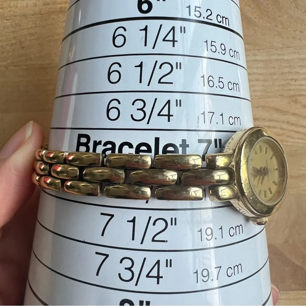Montreux ladies oval gold tone dress Watch NEW BATTERY